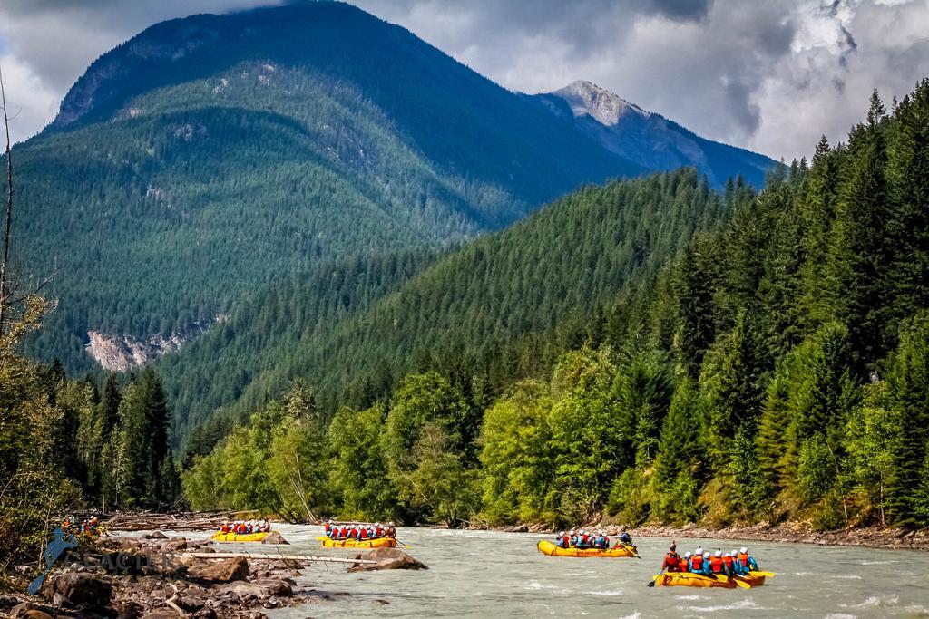 Whitewater Lodge Golden Dış mekan fotoğraf
